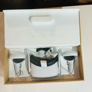 Oculus White Standalone VR Headset